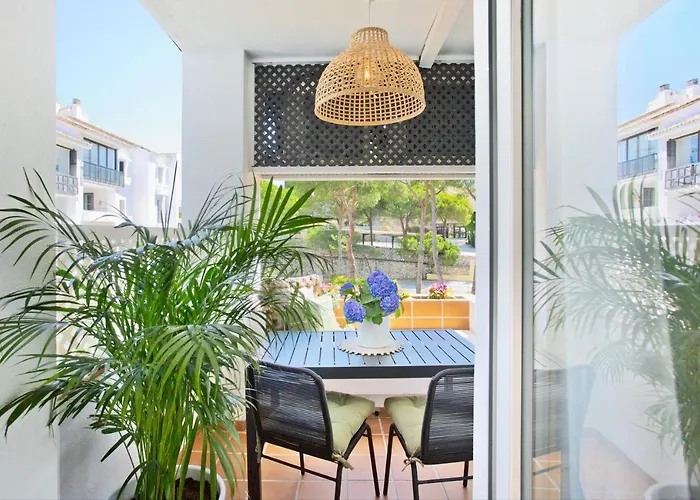Apartment Beachfront Luxury Complex With Tropical Gardens & Pools *