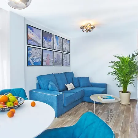 Beachfront Luxury Complex With Tropical Gardens & Pools Apartment
